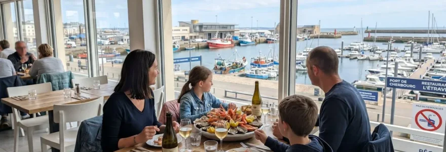 Une famille vue de dos attablée près d'une grande baie vitrée donnant sur le port de Cherbourg, plateau de fruits de mer au centre de la table