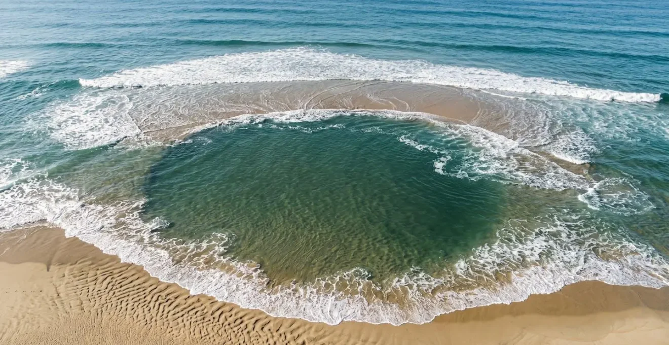 Vue aerienne montrant formation naturelle d une baine avec eau plus sombre et courant visible sur plage des Landes