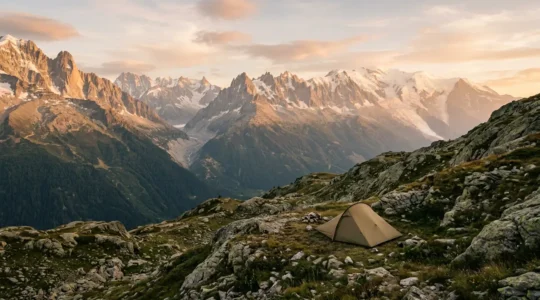 Bivouac discret en montagne française au crépuscule avec tente légère et paysage naturel préservé