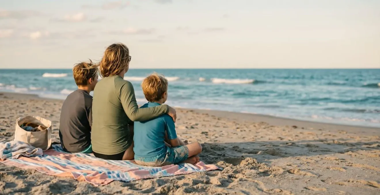 Famille se reposant sur une plage de sable fin en Vendée après une journée d'activités