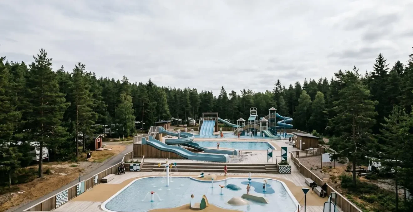 Vue d'ensemble d'un parc aquatique de camping avec zones pour différents âges d'enfants