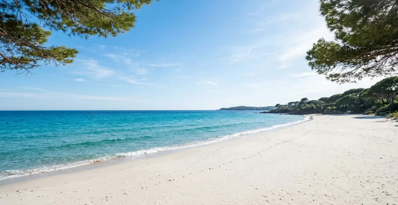 Plage paradisiaque de sable blanc et eau turquoise en France métropolitaine