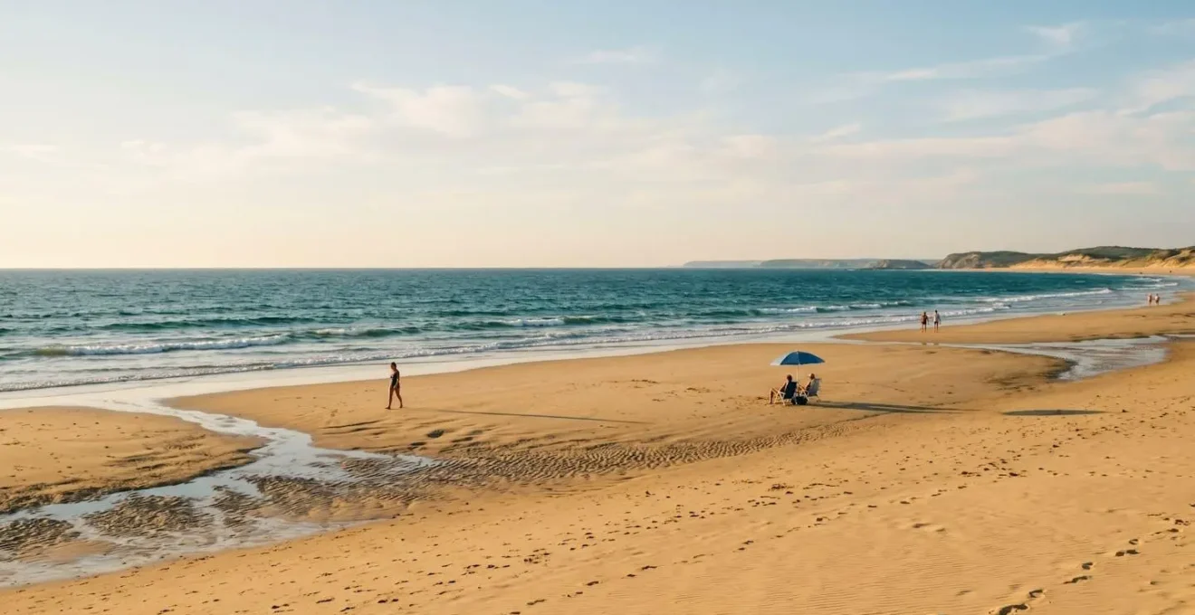Plage de Vendée en septembre avec peu de monde, lumière dorée d'arrière-saison