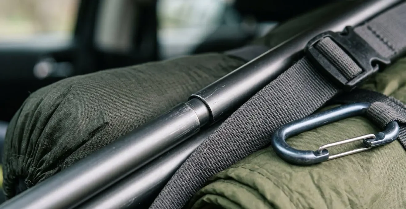 Vue en plongée d'un coffre de voiture parfaitement organisé avec équipement de camping compact rangé de manière optimale
