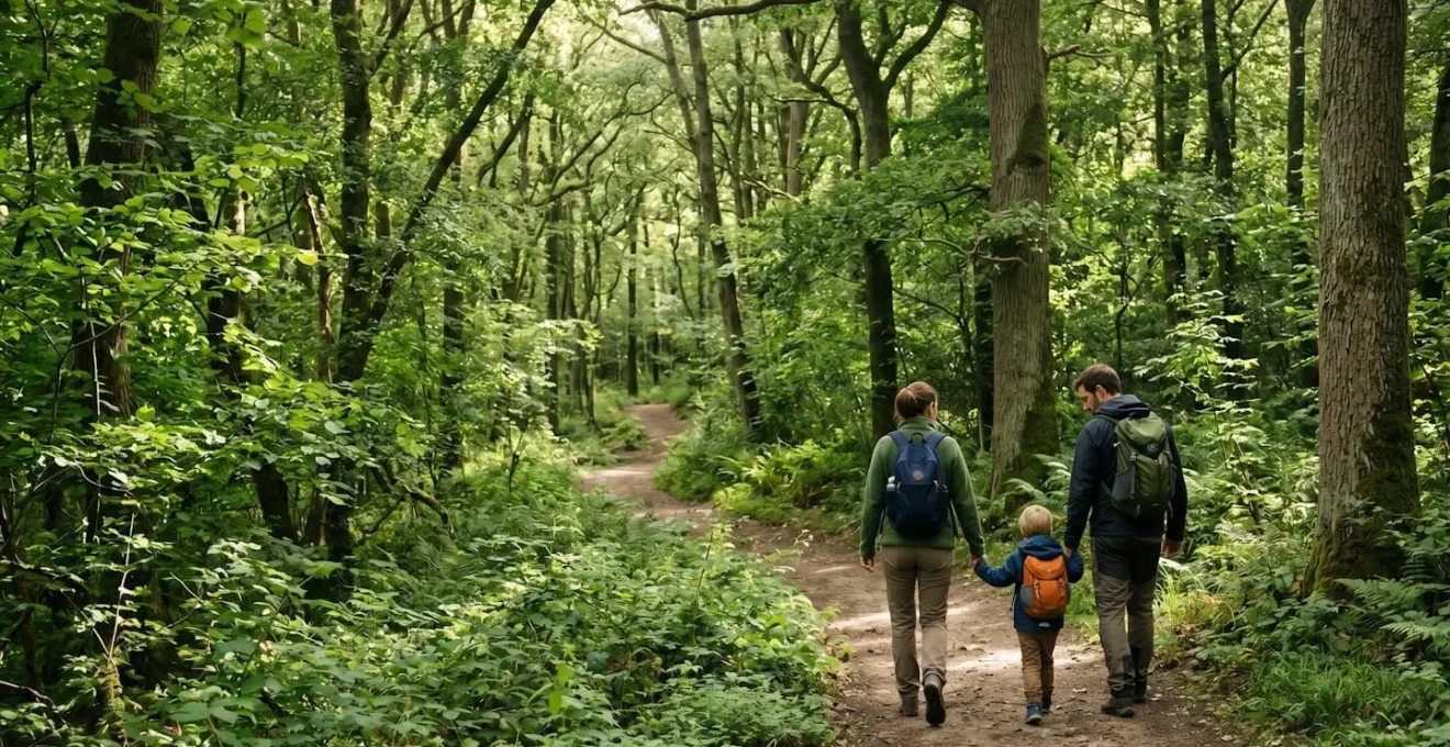 Famille en randonnée sur un sentier naturel profitant d'activités gratuites en plein air