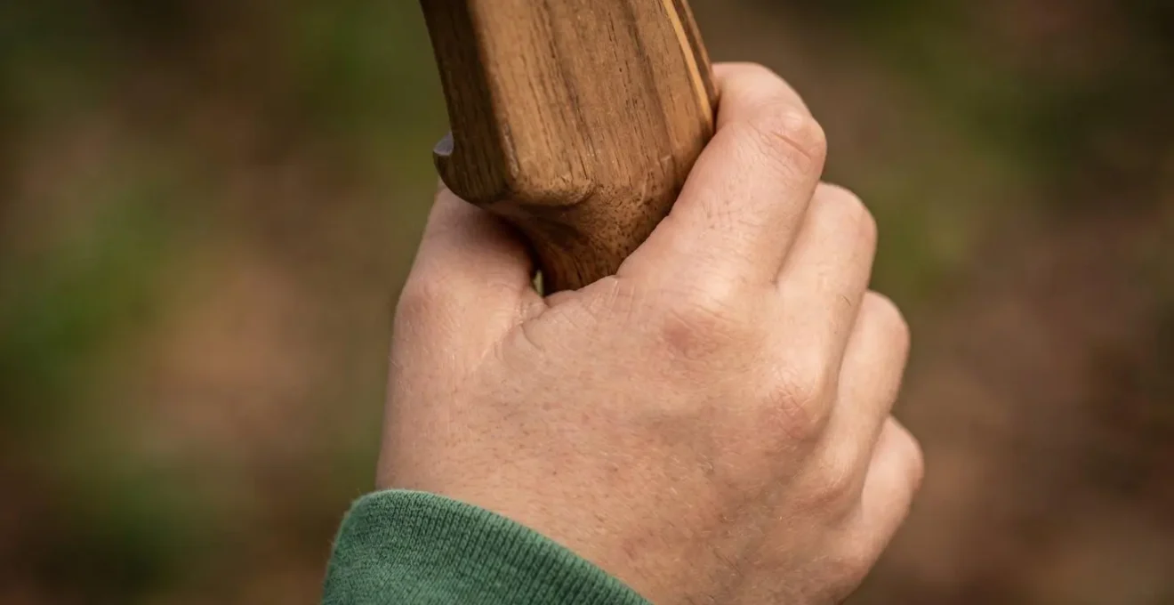 Vue macro sur les mains d'un enfant tenant correctement un arc de tir
