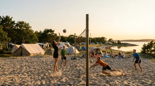 Scène de beach-volley convivial dans un camping avec joueurs en action sur le sable