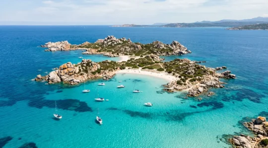 Vue panoramique des îles Lavezzi avec leurs eaux cristallines turquoise et rochers granitiques, destination idéale depuis les campings corses